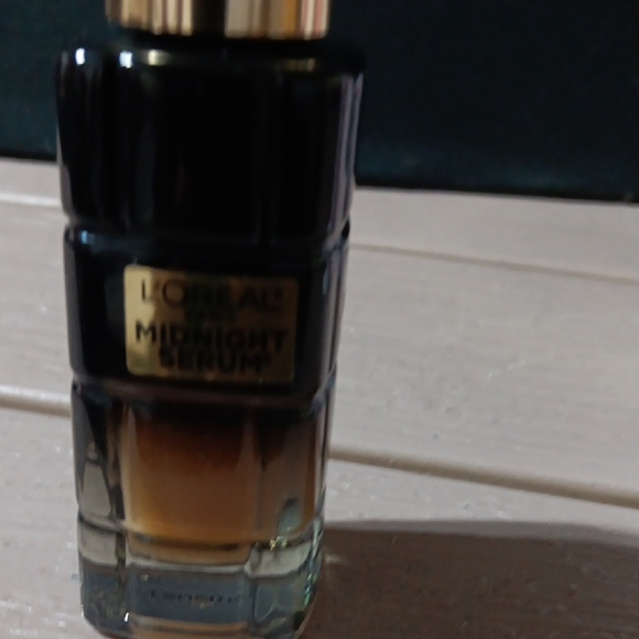 L'Oreal Midnight Serum with Black and Gold Design - Picture 3 of 3